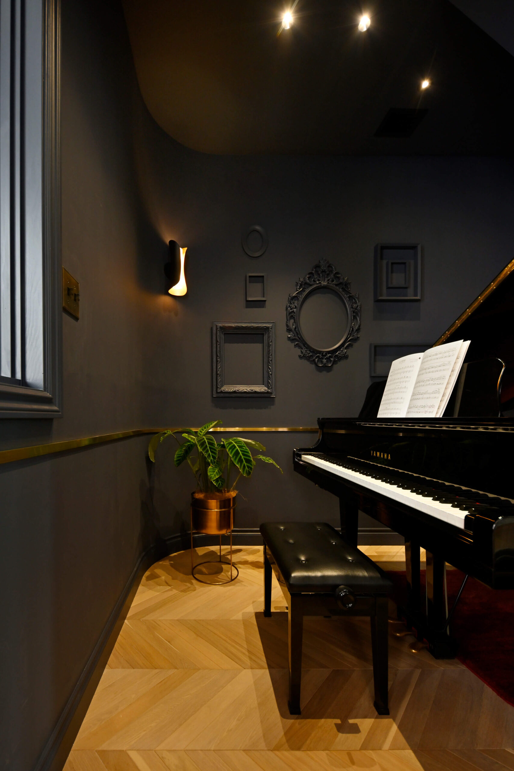 ファームハウススタイルのアメリカン輸入注文住宅の洋室とピアノ